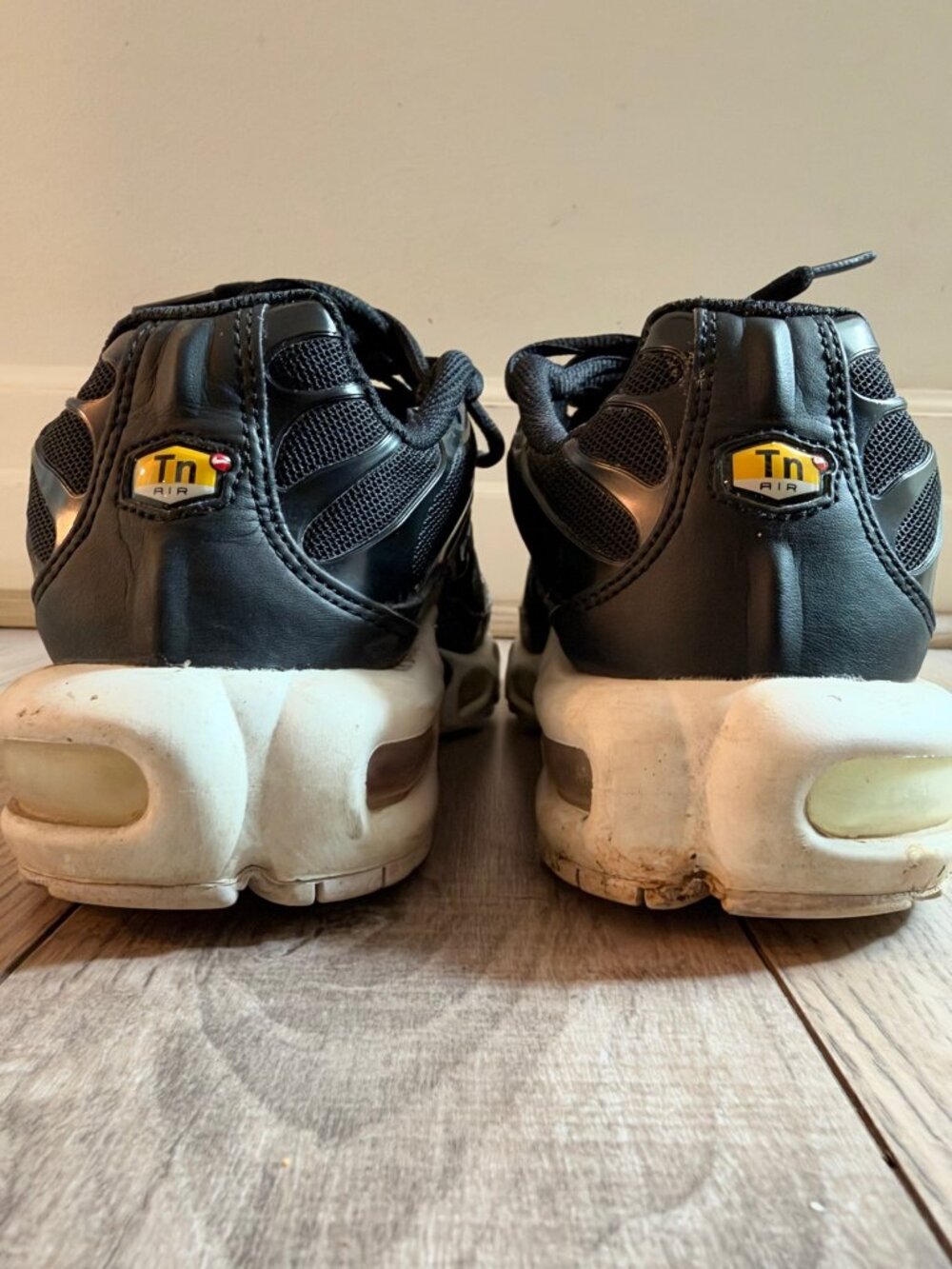 Nike Air Max Plus TN Black White Running Shoes Womens Size 7 - Picture 2 of 4